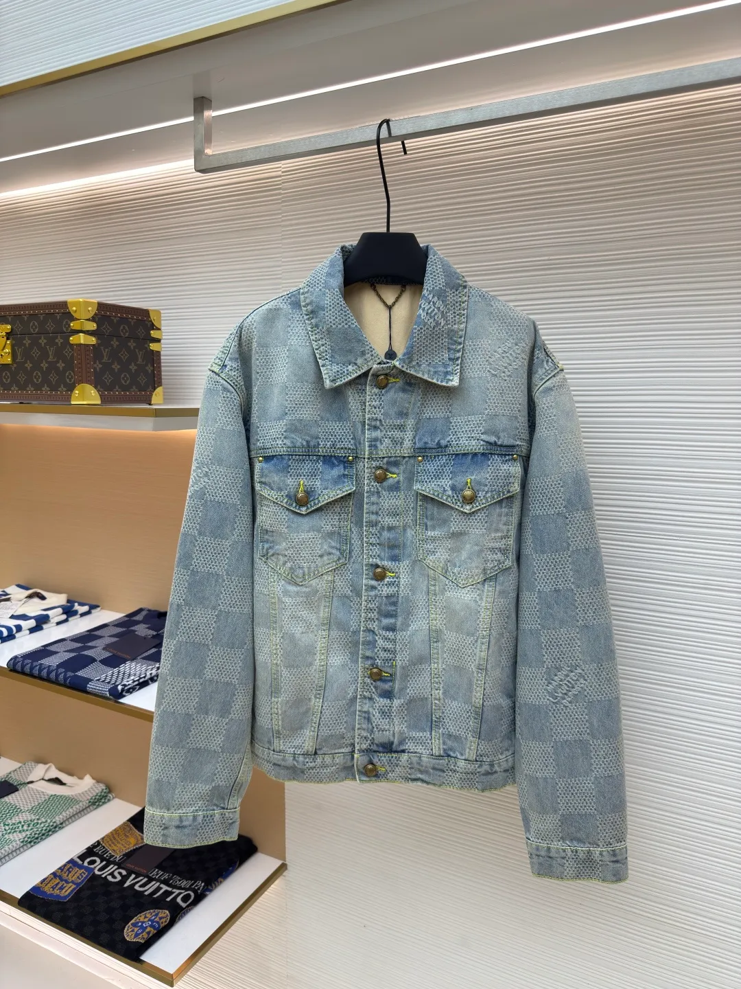 LOUIS VUITTON checkerboard denim jacket ●Authentic product: Purchased and developed for 25600 ●Item number: 1680097-C20 ●Fabric: denim fabric ●Technology: Yarn-dyed jacquard ●Version: Fitted version ●Size: 46-48-50-52 ●Weight: about 1300g ●Description: Both the front and back panels are embroidered with the brand's iconic LOGO, and the front panel is embellished with checkerboard, plus the brand's English embroidery. The back embroidery uses 3D three-dimensional embroidery, with a total stitch count of 23,800. The zipper is electroplated in an aged brass color, and the pull tabs are in an electroplated aged brass color. The overall wiring is straight and delicate, the fabric is comfortable and soft, and the color is consistent without color difference. It can be matched with the same style to create a fashionable look and control various occasions. Customized accessories, complete with three standards, same style for men and women!